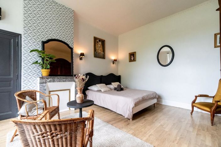 Image No.20-8 Bed Property for sale