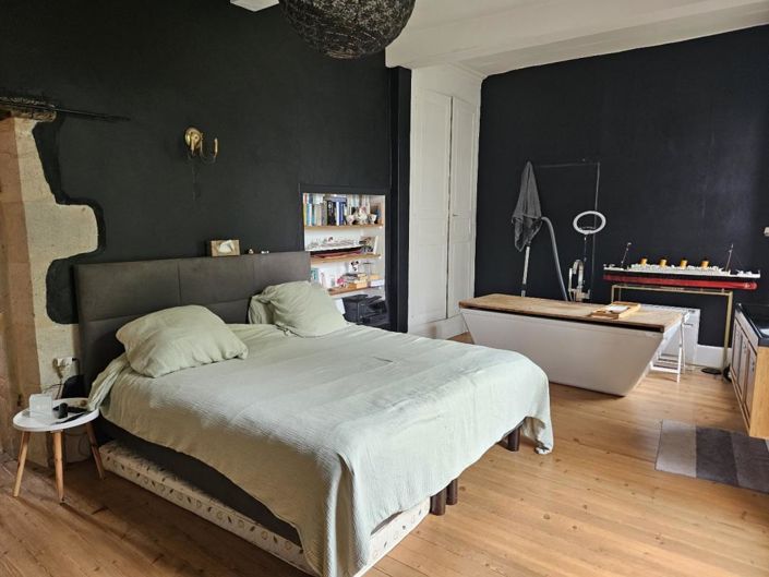 Image No.8-8 Bed Property for sale