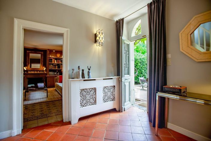 Image No.10-5 Bed Property for sale