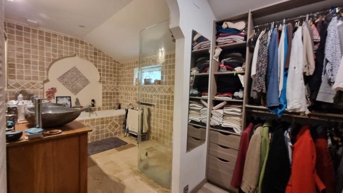 Image No.6-8 Bed House for sale