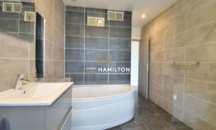 Image No.8-7 Bed Property for sale