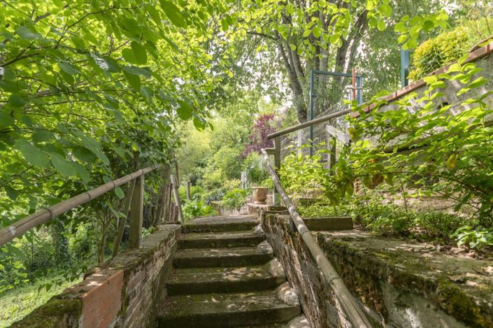 Image No.17-6 Bed Property for sale