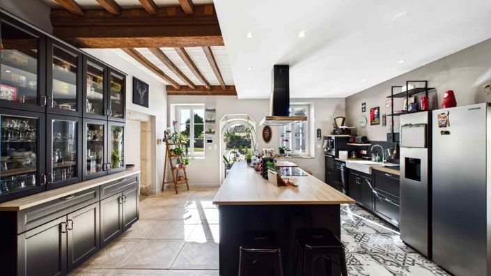 Image No.8-6 Bed Property for sale