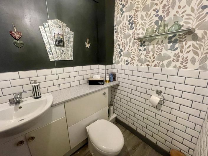 Image No.8-3 Bed Property for sale