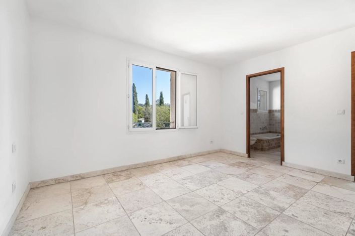 Image No.12-2 Bed House for sale