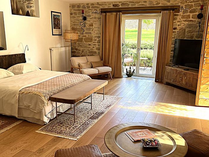 Image No.19-5 Bed Property for sale