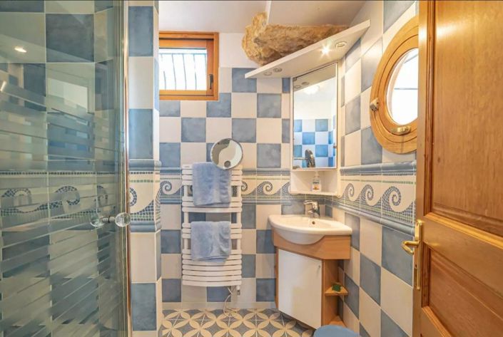 Image No.19-6 Bed Property for sale