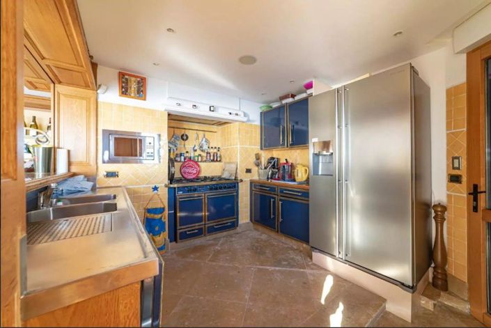 Image No.20-6 Bed Property for sale