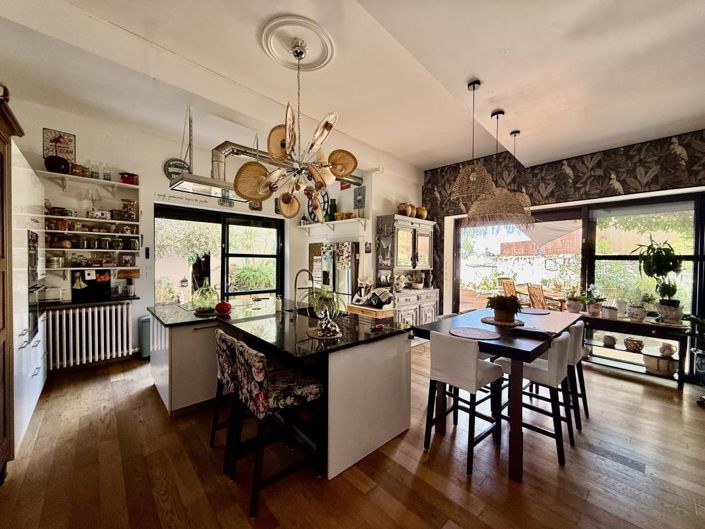 Image No.10-6 Bed Property for sale