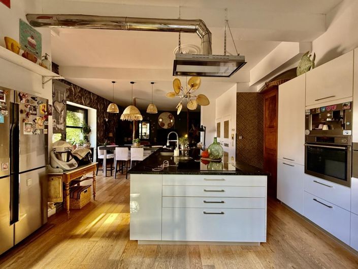 Image No.9-6 Bed Property for sale