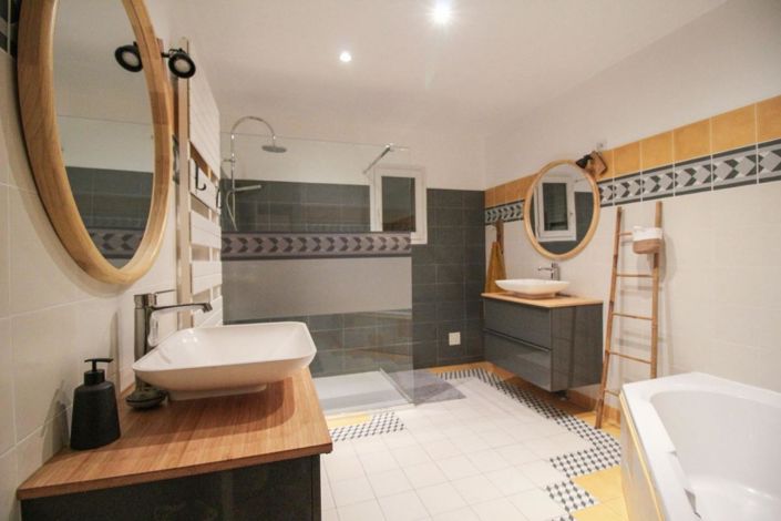 Image No.13-8 Bed Property for sale