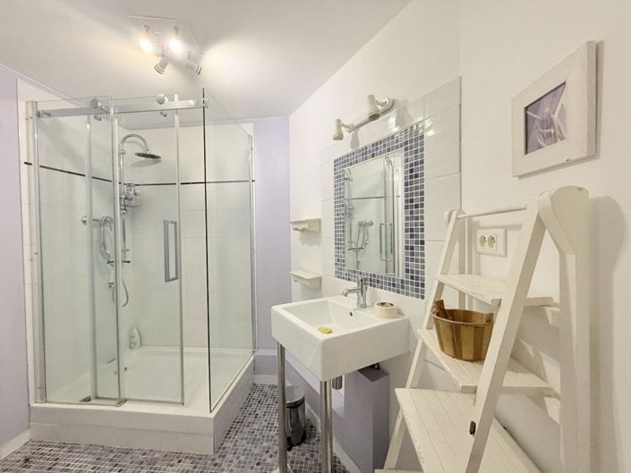 Image No.18-8 Bed Property for sale