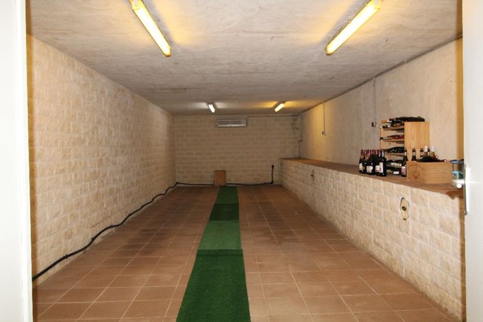 Image No.20-8 Bed Property for sale