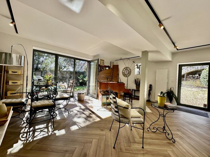 Image No.20-5 Bed Property for sale