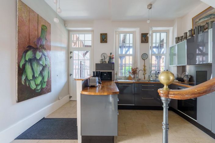 Image No.11-5 Bed Property for sale