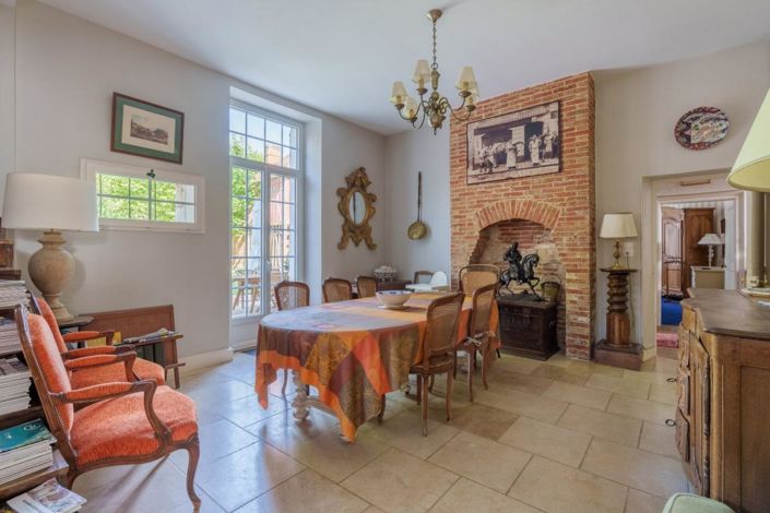 Image No.12-5 Bed Property for sale