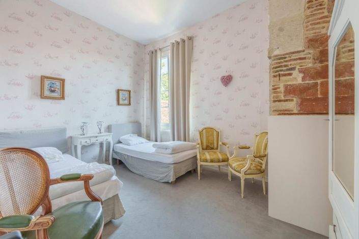 Image No.20-5 Bed Property for sale