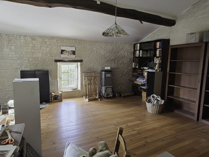 Image No.12-6 Bed Property for sale