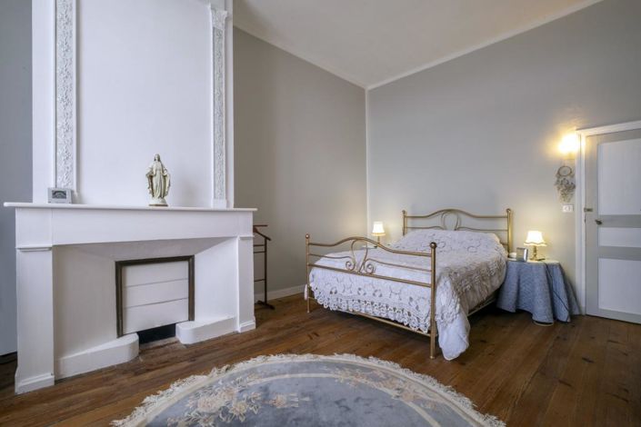 Image No.9-6 Bed Chateaux for sale