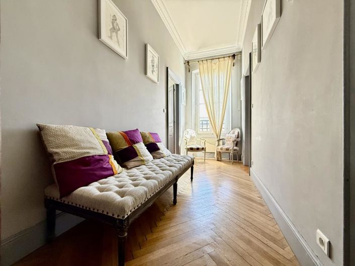 Image No.11-9 Bed Property for sale