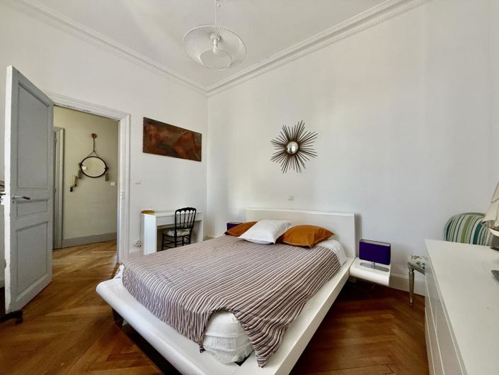 Image No.6-9 Bed Property for sale