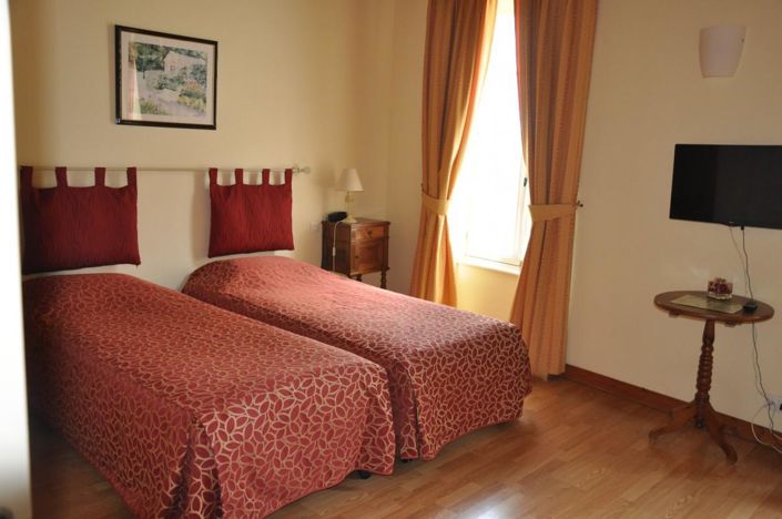 Image No.10-12 Bed House for sale