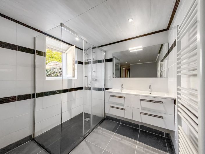 Image No.12-4 Bed Property for sale