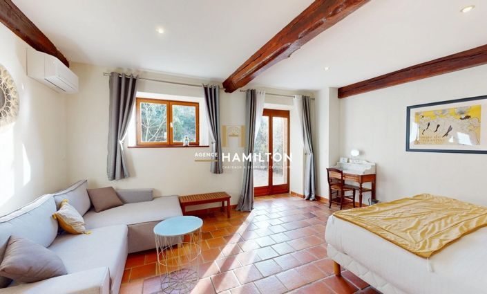 Image No.12-8 Bed Property for sale