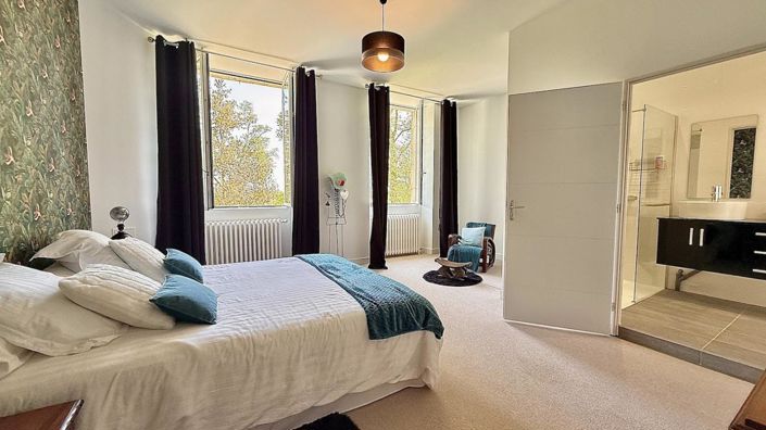 Image No.16-11 Bed Property for sale