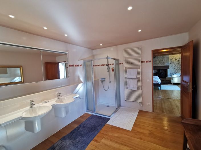 Image No.13-9 Bed Property for sale