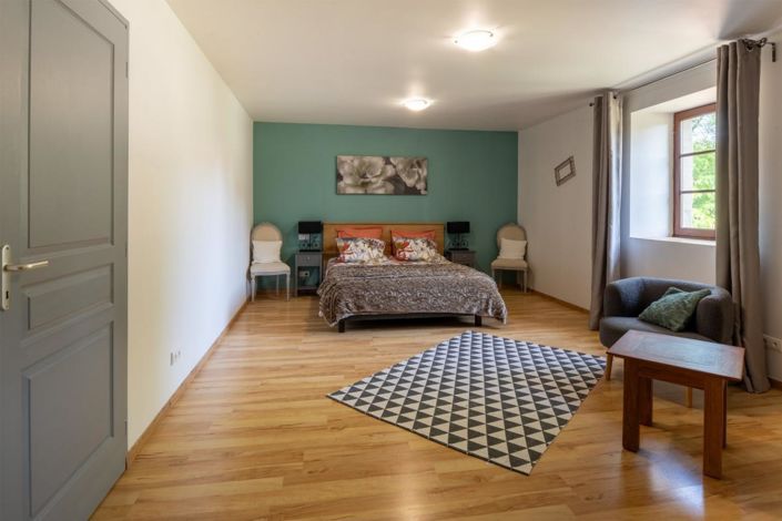 Image No.17-9 Bed Property for sale