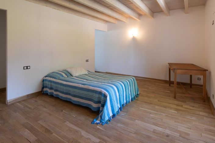 Image No.20-9 Bed Property for sale