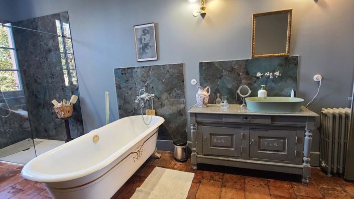 Image No.18-7 Bed Property for sale