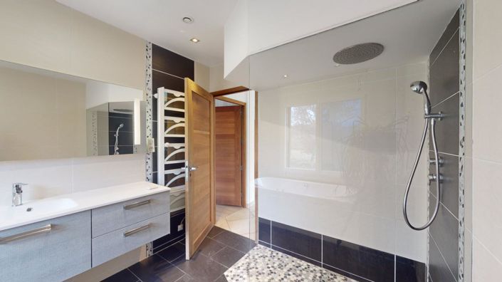 Image No.10-2 Bed Property for sale