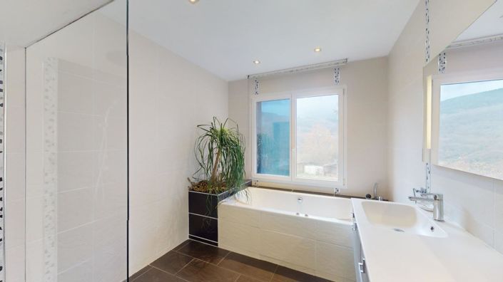 Image No.16-2 Bed Property for sale