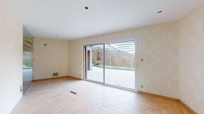 Image No.9-2 Bed Property for sale