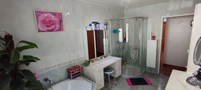 Image No.9-4 Bed Property for sale