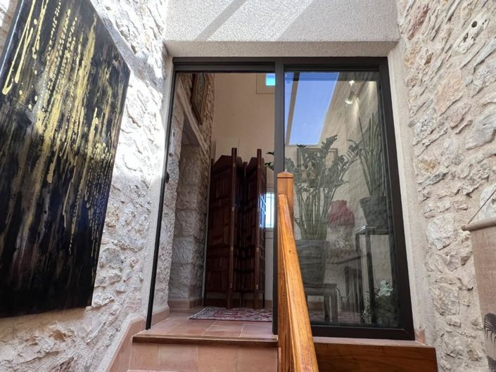 Image No.17-4 Bed Property for sale