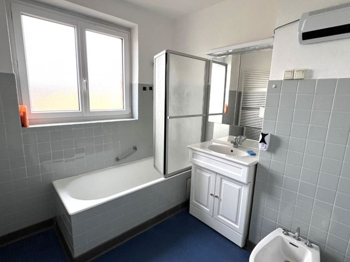 Image No.15-6 Bed Property for sale