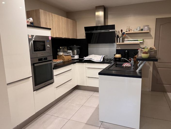 Image No.11-8 Bed Property for sale