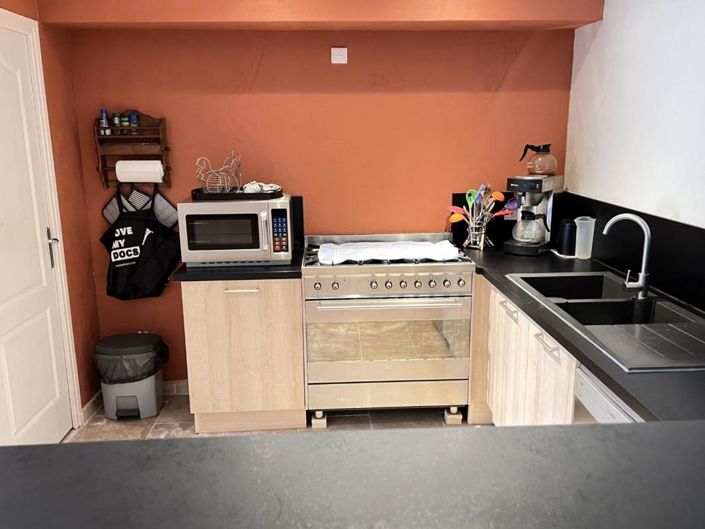 Image No.20-8 Bed Property for sale