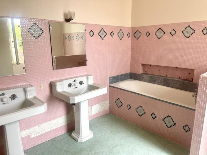 Image No.9-5 Bed Property for sale