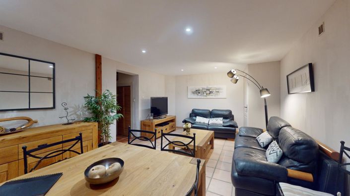 Image No.17-8 Bed Property for sale