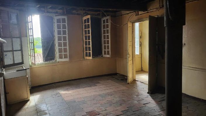 Image No.10-2 Bed Property for sale