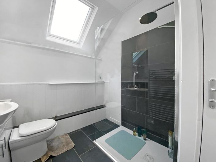 Image No.12-3 Bed Property for sale