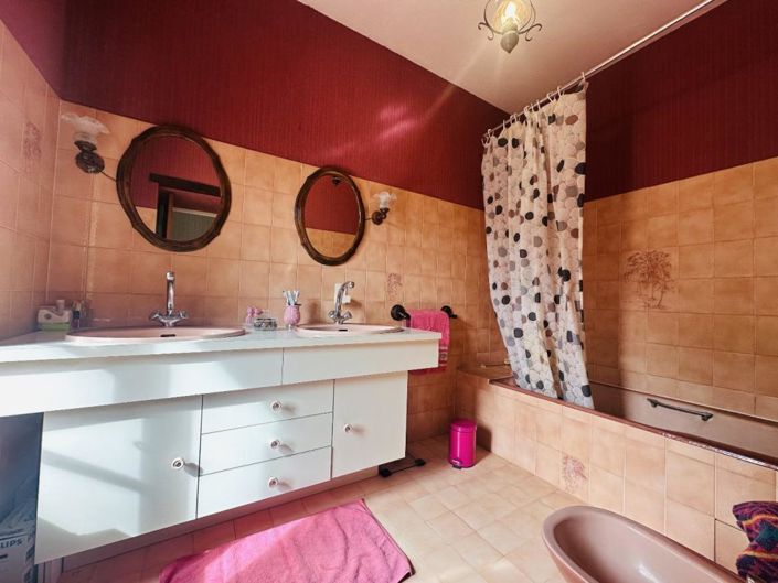 Image No.20-4 Bed Property for sale