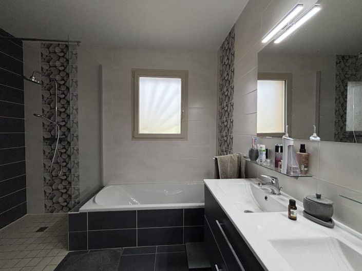 Image No.8-2 Bed House for sale