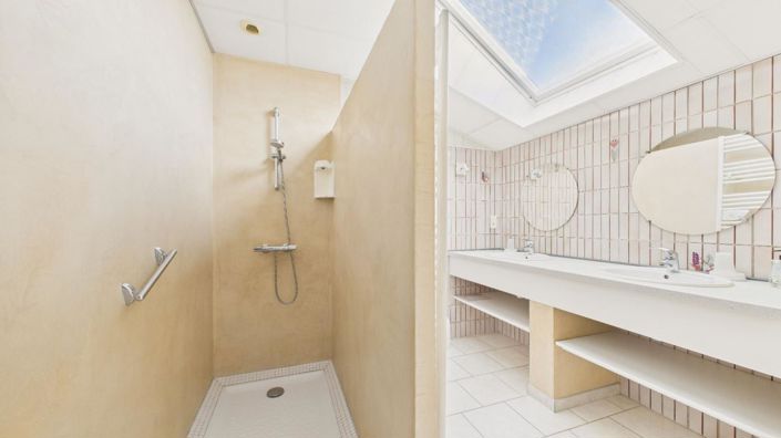 Image No.5-8 Bed House for sale