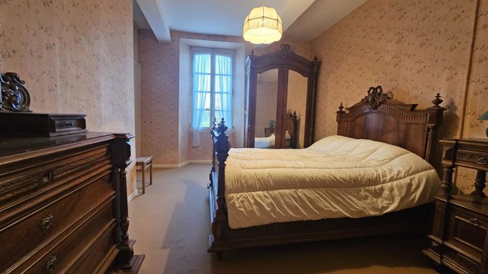 Image No.12-8 Bed Property for sale