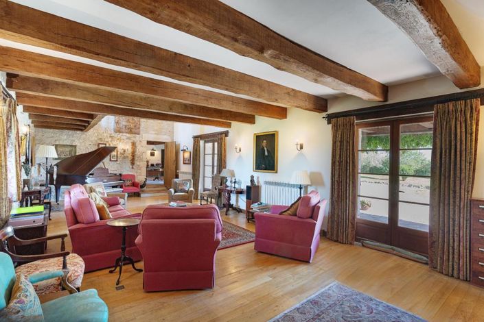 Image No.16-6 Bed Property for sale